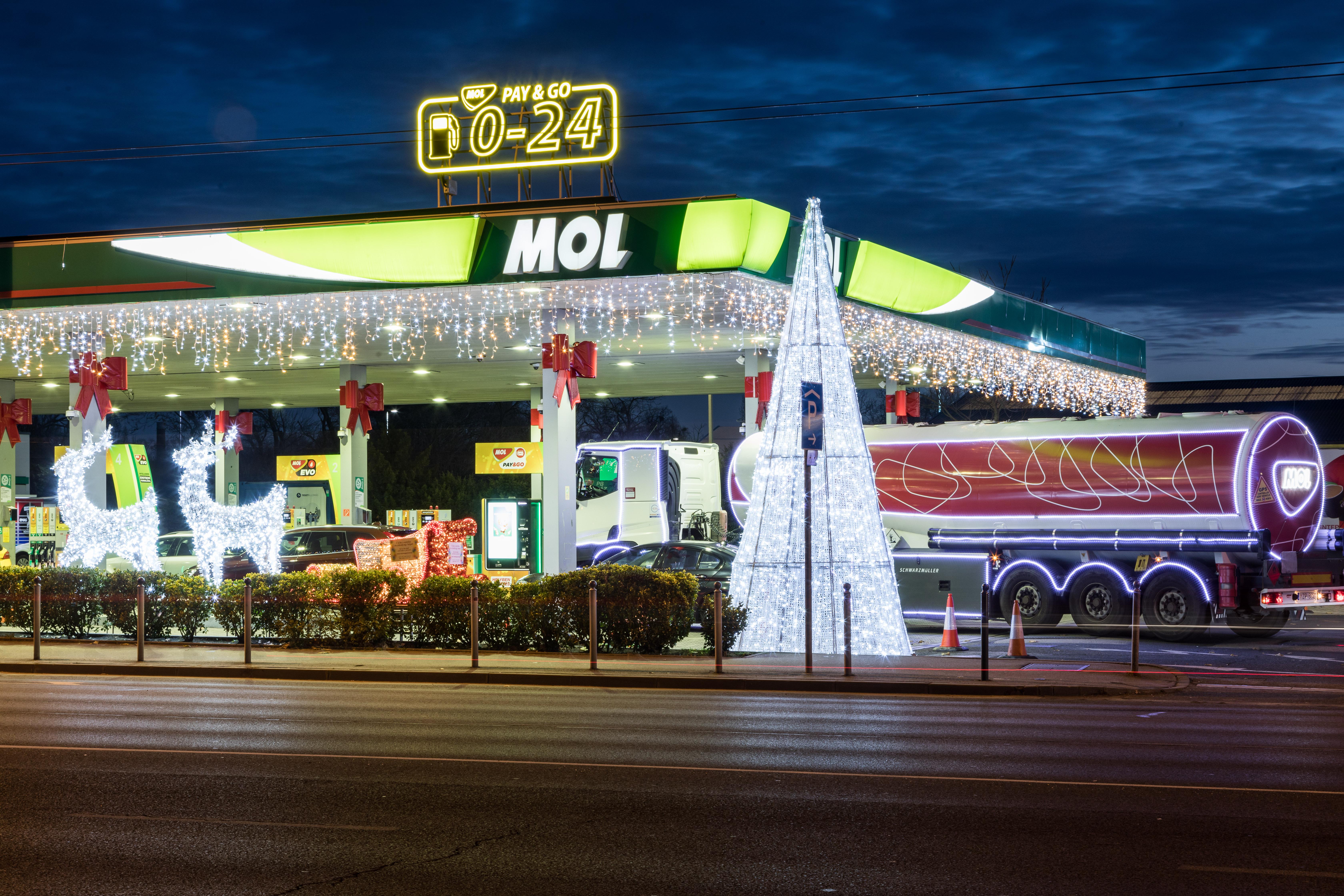 Csúnya pulcsis akció és ünnepi fények a MOL-kúton