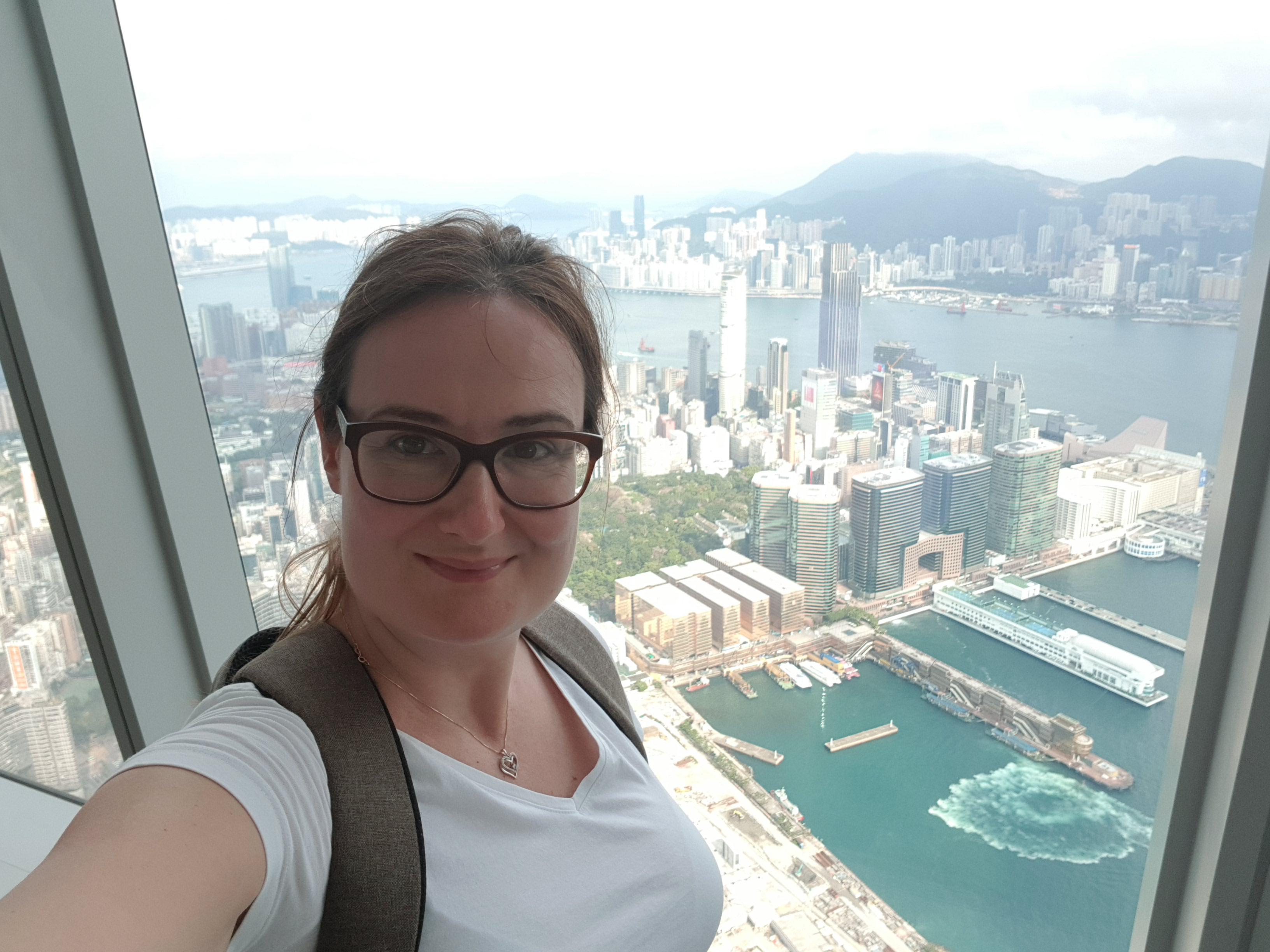 „Imádom a pezsgő, hongkongi életet”