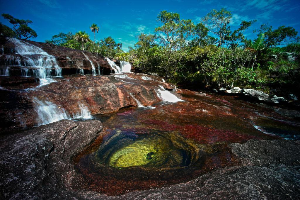 Amazónia legszebb természeti kincse: a szivárványfolyó