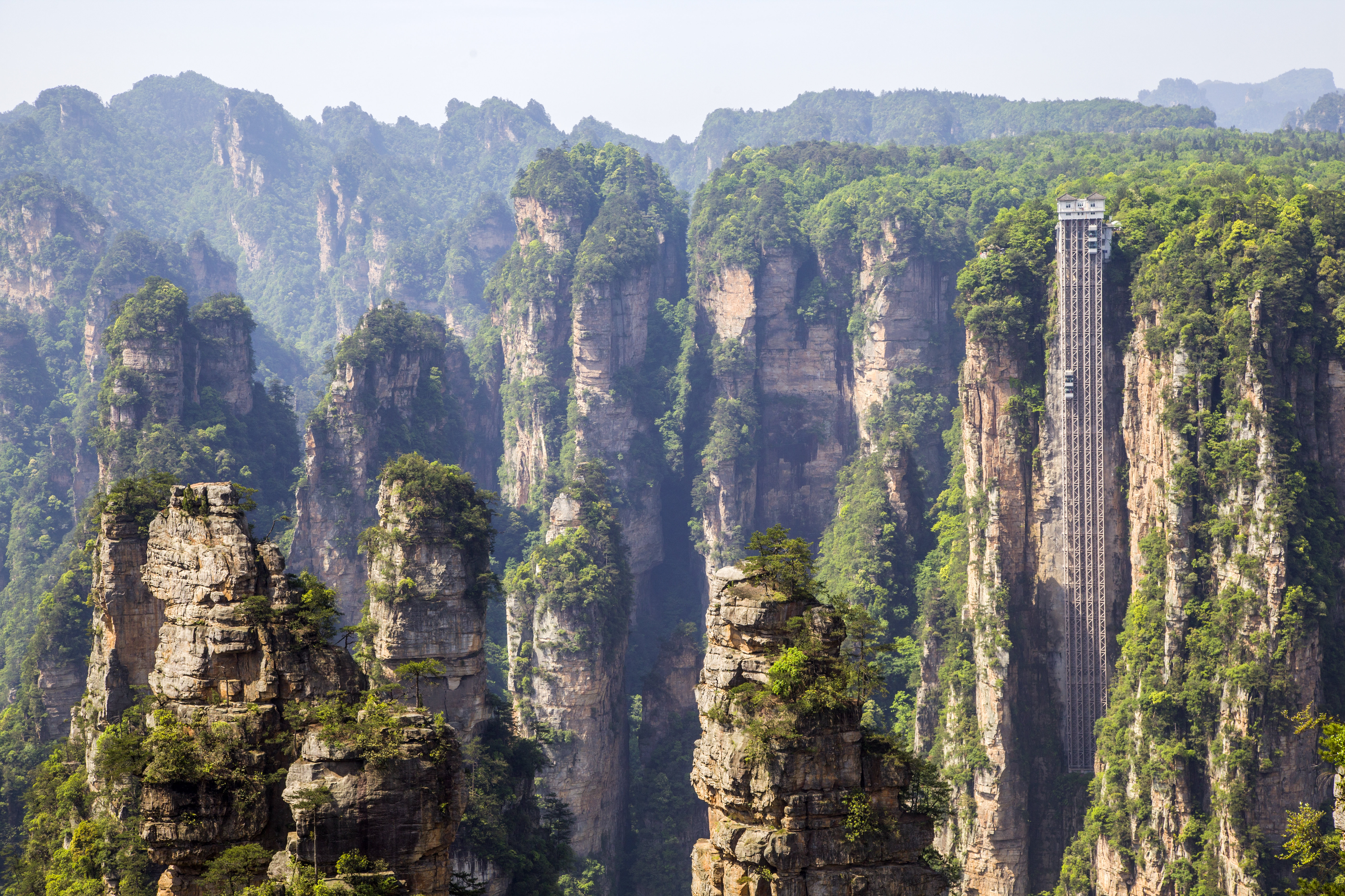 A világ legmagasabb liftje egy kínai kilátóba visz fel