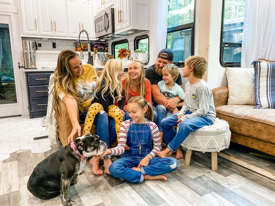 7 fős család 40 nm-en osztozik és utazik