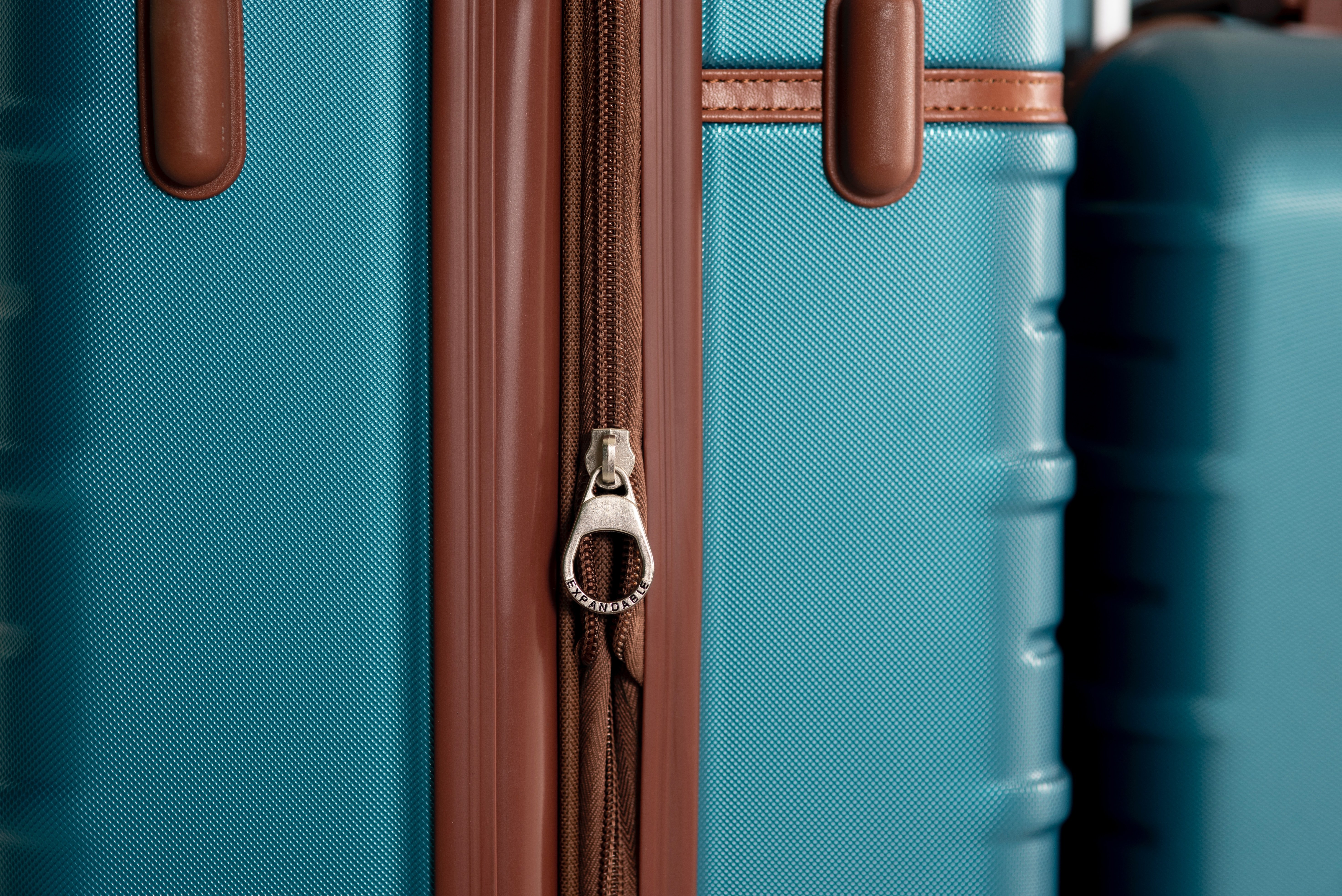 A bevett módszer, ami valójában nem akadályozza meg a bőröndök ellopását