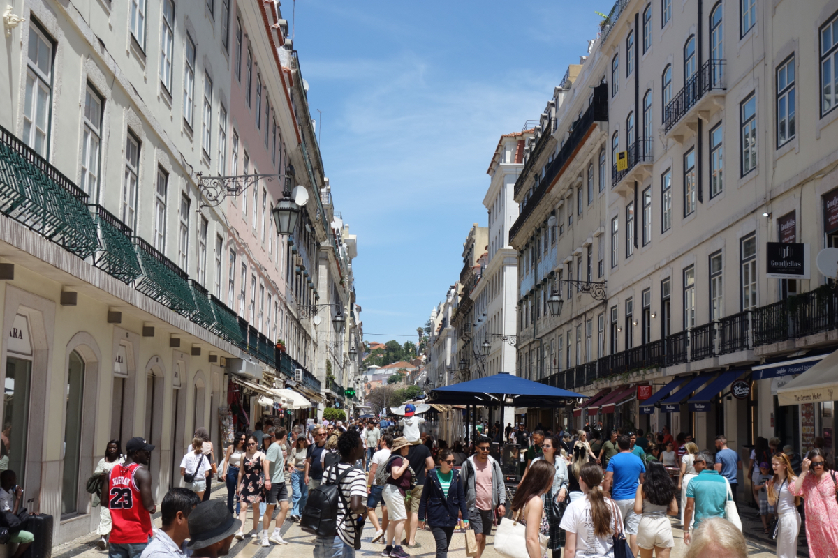 Nagy a baj! Annyira ellepték a turisták ezt a portugál várost, hogy a helyiek már az utcára sem lépnek ki