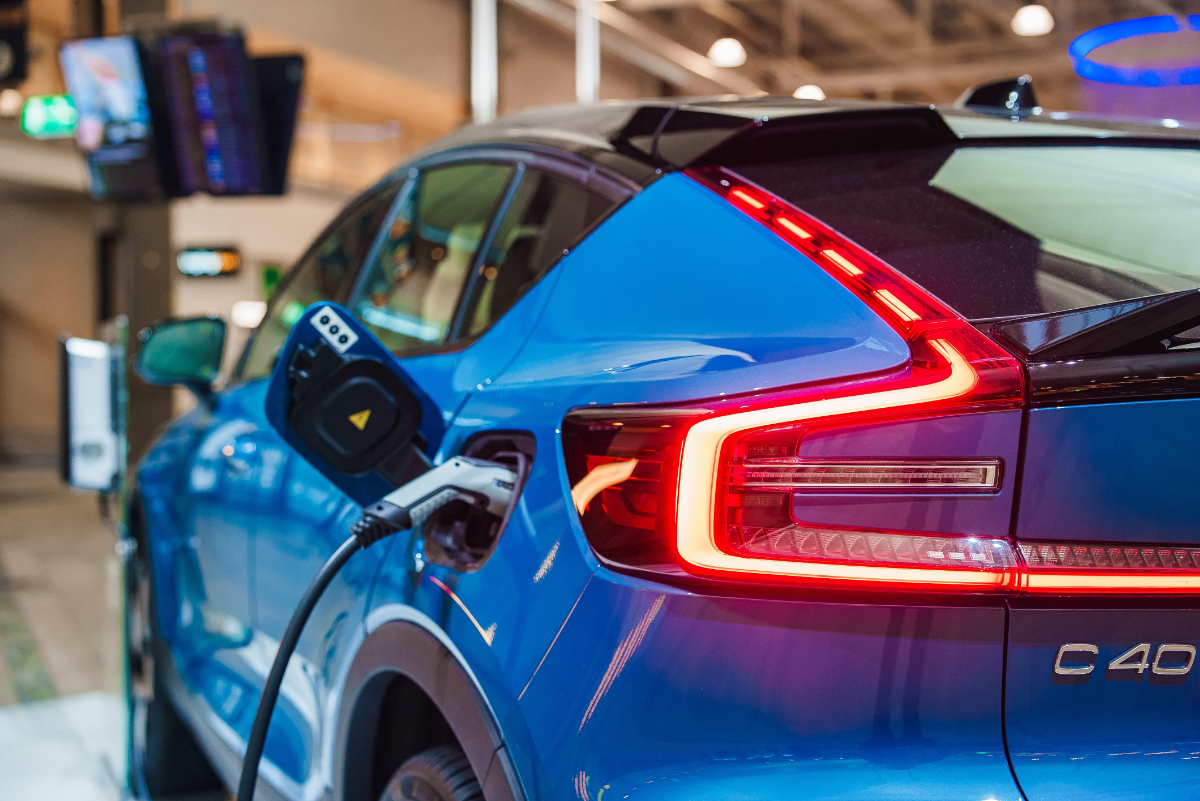 Elsőként ígérték meg, most visszatáncol a Volvo a teljes elektromos átallástól