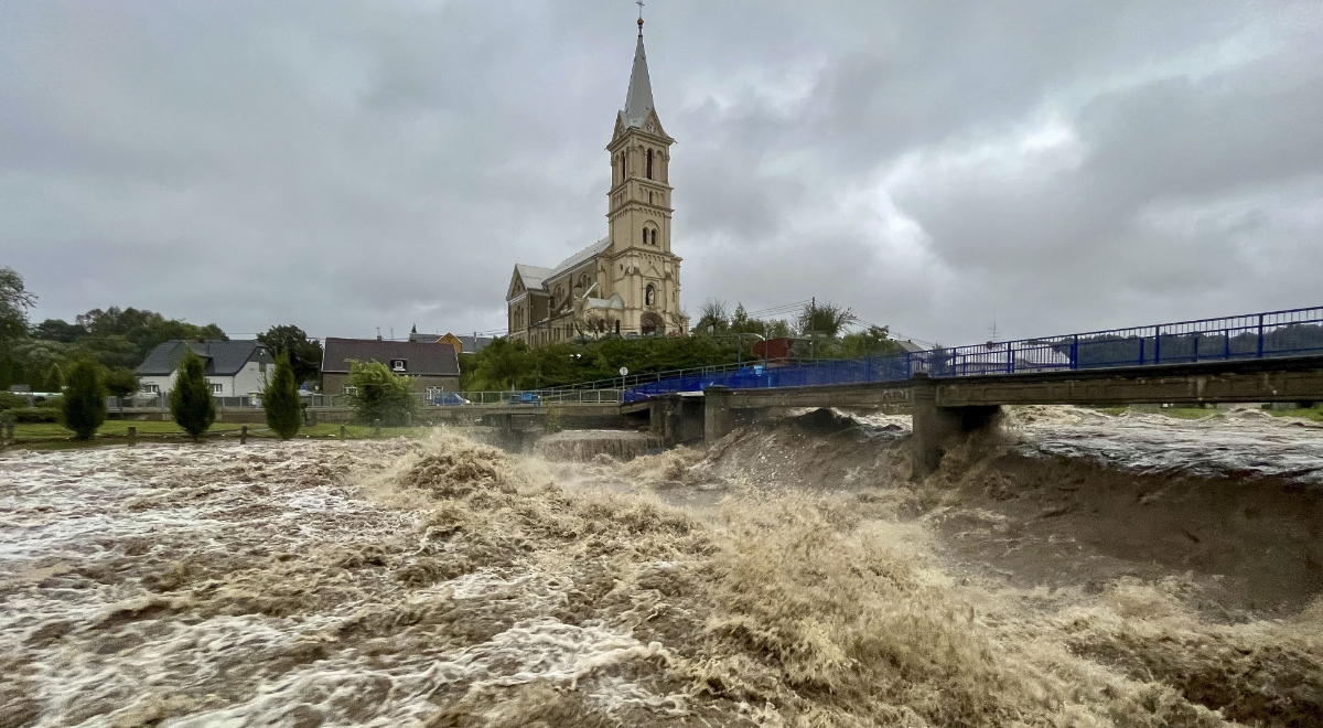 Közép-Európa már víz alatt. Felkészül: Magyarország