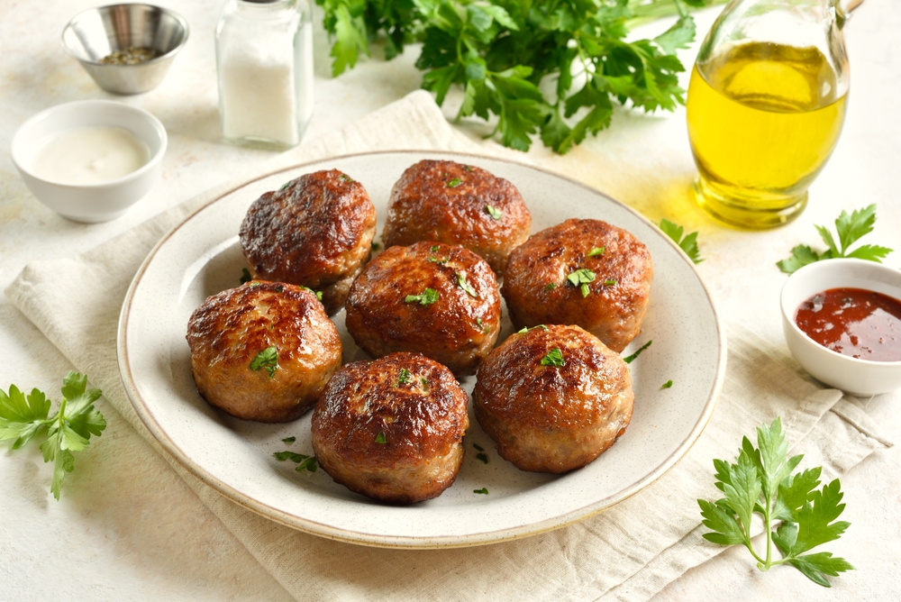 Így süssük meg a Fülöp-szigetek legfinomabb húsgolyóját, a bola-bolát