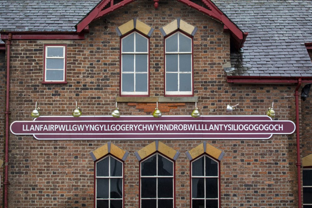 És te ismered Llanfairpwllgwyngyllgogerychwyrndrobwllllantysiliogogogoch-t?