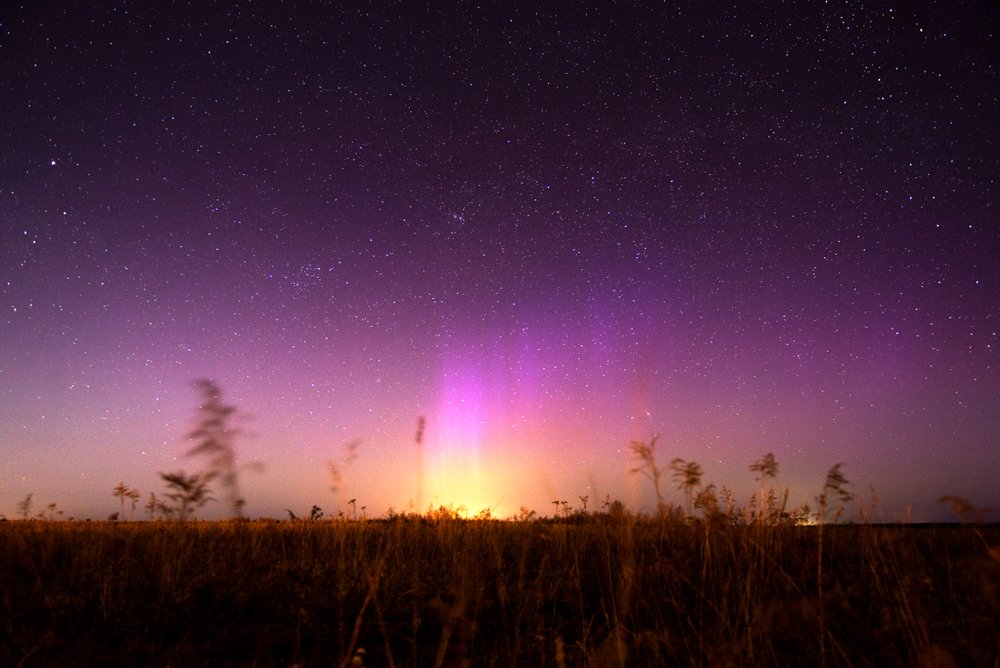Vöröslő sarki fények borították be Magyarország fölött az eget