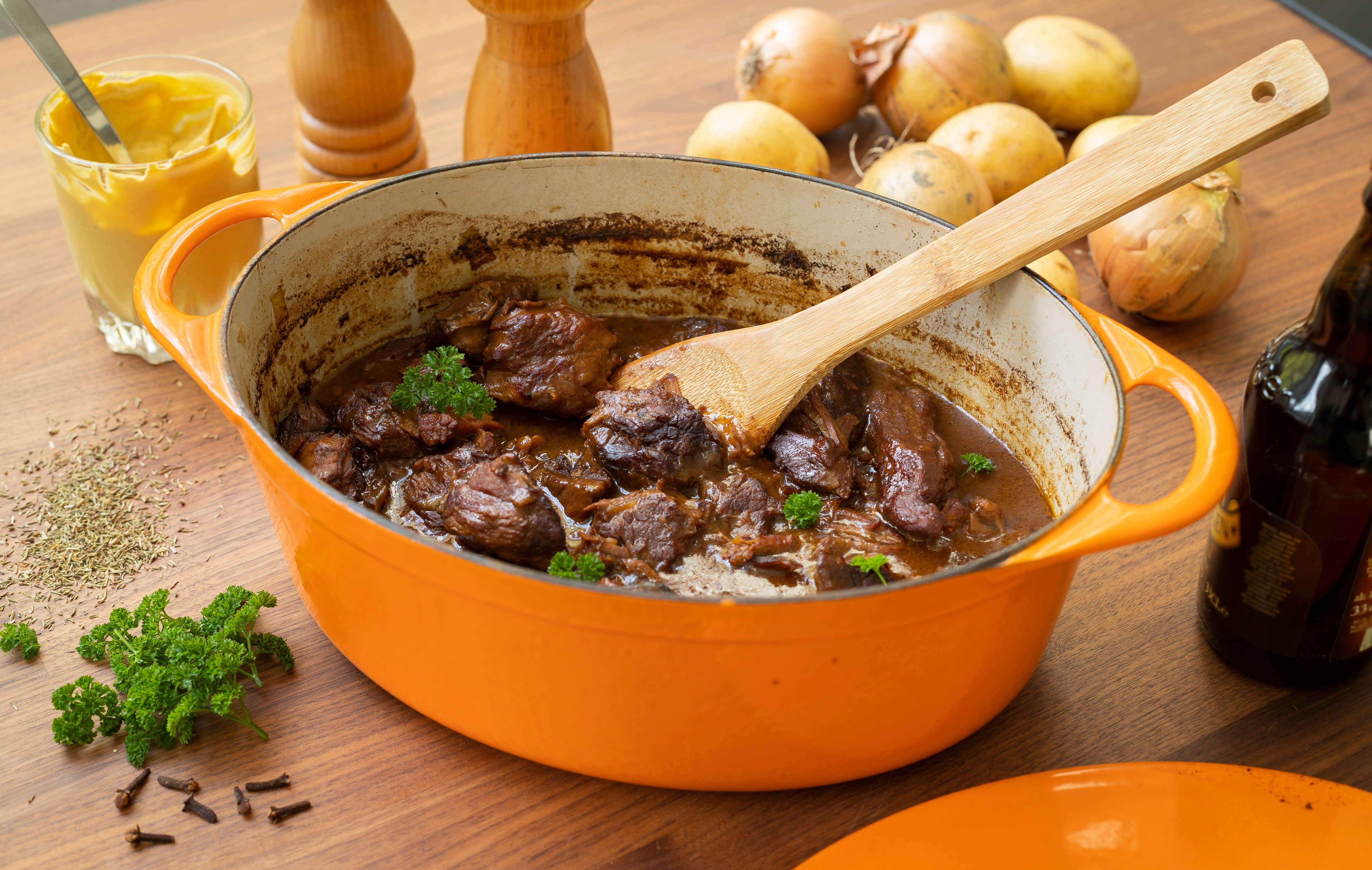 A tökéletes pörkölt titka? Felejtsük el a vizet!