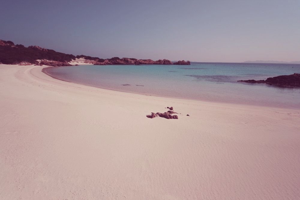 Ezen a rózsaszín homokos tengerparton 3500 eurós büntetést kaphatsz