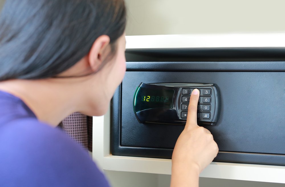 Ezért tedd be a cipődet a hotel széfjébe! + 5 utazási tipp